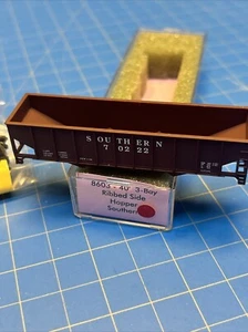 Round House N-Scale 40' 3-Bay Ribbed Side Hopper (Southern) New - Picture 1 of 3