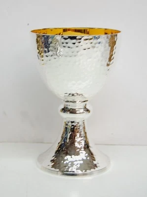 CÁLIZ MARTILLADO LIGERAMENTE USADO CHAPADO EN PLATA Y ORO / TAZA DE COMUNIÓN Q#203A Foto 1 de 4