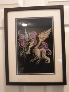 17 x 13 Rahmen mit 12 x 8 Passepartout gerahmt bestickt Kunst Mystic Einhorn mit Flügeln - Bild 1 von 2