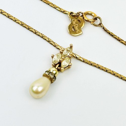 Collana di perle eleganti Dior circa Logo in pietra 20 cm