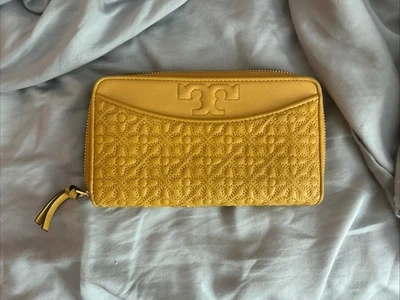 Cartera de cuero tostado amarillo margarita con cremallera TORY BURCH BRYANT Foto 1 de 4