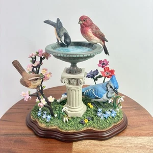 The Danbury Mint Springtime Beauties Bird Bath Bob Guge Flowers Figurine - Afbeelding 1 van 13