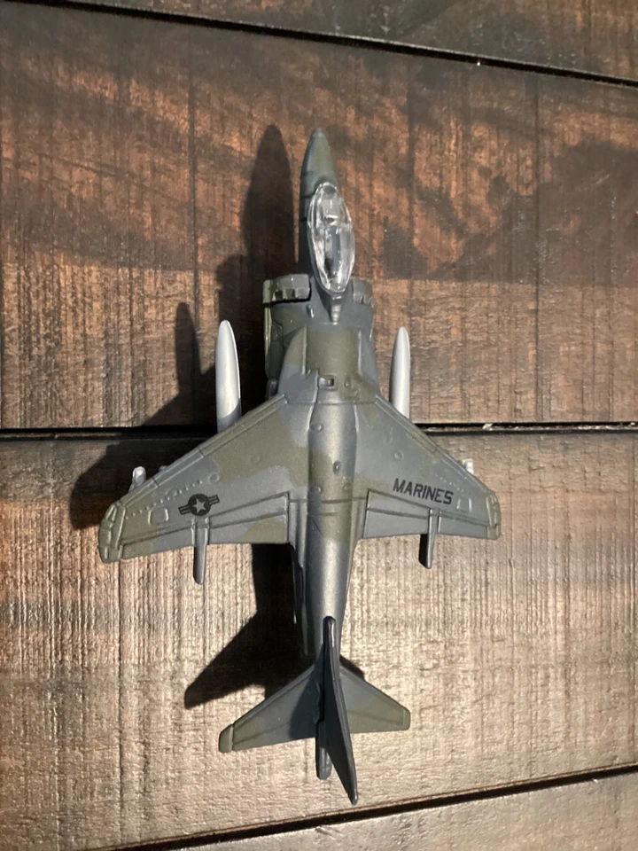 Maisto Tailwinds McDonnell Douglas AV-8B USMC Harrier Jump Jet Marines 2016. Foto 1 de 1