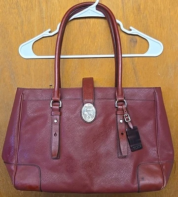 Bolso de hombro Tumi Villa Turín rojo de lona con ribete de cuero con llave Foto 1 de 4