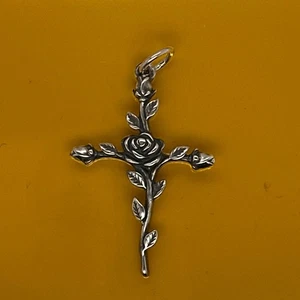 James Avery Sterling Silver Rosebud Cross Pendant. - Bild 1 von 3