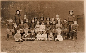 Ejército de Salvación con Grupo de Niños Foto Real Inglaterra Vintage Social Hist. Postal - Imagen 1 de 2
