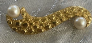 Vintage 1970's CELEBRITY NY Brooch Elegant Textured Gold Plated with Faux Pearls - Picture 1 of 6