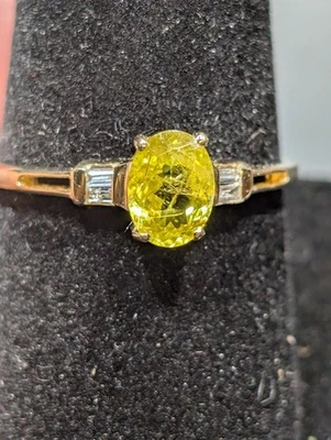 Esfena amarilla Gemporia de 1,20 quilates con diamantes con acento baguette, oro amarillo de 10 quilates  Foto 1 de 4