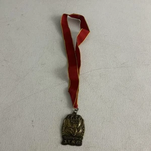 Chuck E Cheese Geburtstag Stern Medaille mit rotem Schlüsselband - Bild 1 von 4