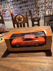VINTAGE THE DUKES OF HAZZARD "GENERAL LEE" ERTL IN BOX. 1:25 SCALE - Picture 1 of 5