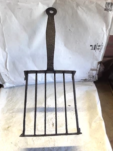 Georgischer Stahluntersetzer - Bild 1 von 3