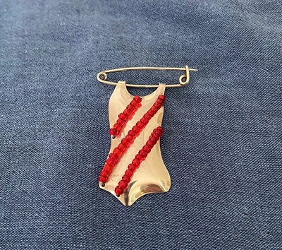 Broche “traje de banho” vintage divertido exclusivo feito à mão prata esterlina vermelho frisado - Imagem 1 de 4