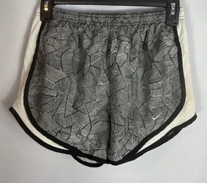 Pantalones Cortos para Correr Nike Dri-Fit Para Mujer Pequeños Negros Blancos Forrados Geométricos Usados en Excelente Condición - Imagen 1 de 5