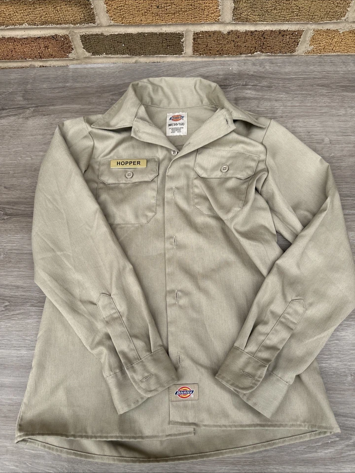 Camisa Dickies Stranger Things Hopper Manga Larga Bronceada Niños M 10/12 Halloween Foto 1 de 4