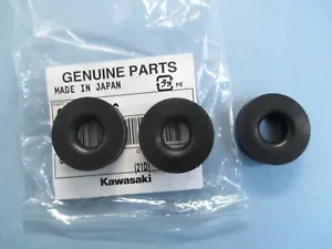 PACK DE 3 OJALES PANEL LATERAL KAWASAKI GENUINOS Z GPZ KH LTD PIEZA COMÚN 92071-056 - Imagen 1 de 1