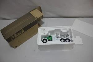 BP FIRST GEAR #19-2240 OIL 1960 MACK B-61 WRECKER / TOW TRUCK DIECAST 1:34 NIB - Picture 1 of 8