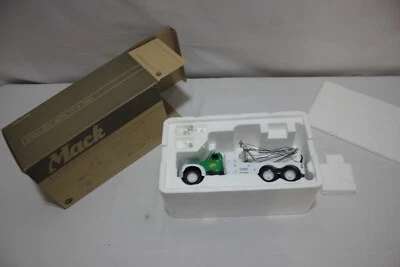 BP FIRST GEAR #19-2240 OIL 1960 MACK B-61 WRECKER / TOW TRUCK DIECAST 1:34 NIB - Image 1 of 4