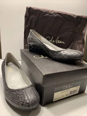 Cole Haan Air Bria Wedge Negro Gris Pitón Bomba Talla 9 AA Nuevo con Caja Suela Atlética Foto 1 de 4