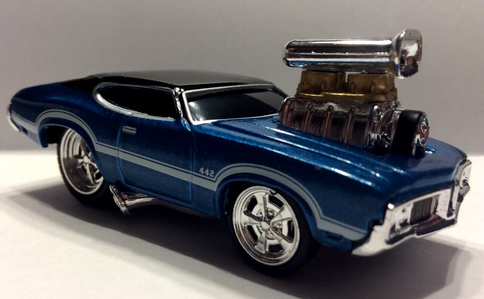 THE ORIGINAL MUSCLE MACHINES  1970 OLDS 442 1:64 DIECAST  70 OLDSMOBILE 442 - - Image 1 of 4