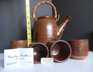 VINTAGE Marilyn Heath Pottery *VIDEO* Kettle And 4 Cups Business Card/Price Tag - Picture 1 of 24
