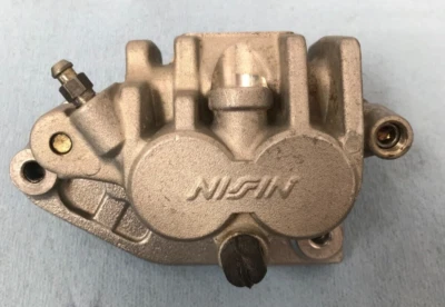 Pinza de freno delantera Yamaha YZ125/250 / YZ426F 1998-2000 OEM P/N 5DH-2580T-00 Foto 1 de 4