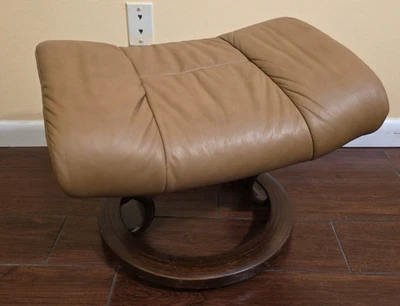 Ekornes Stressless Paloma Couro Taupe Ajustável Base de Madeira Otomana - Imagem 1 de 4