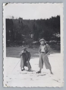 2 Männer im Schnee mit Kamera und Dreibeinstativ - Altes Foto 1930er - Picture 1 of 2