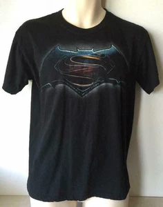 DC Comics Batman vs Superman: Maglietta con logo DOJ, XL - Foto 1 di 3