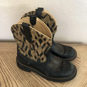 ARIAT Cowboy Boots Round Toe Size 8.5B Stitched Leather Style 10016235 Scuff Toe - Picture 1 of 17