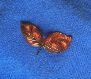 HERBSTLICHE VERKUPFERTE ECHTE ROSENBLÄTTER BROSCHE von John Griffin Schmuck UNIKAT! - Bild 1 von 3