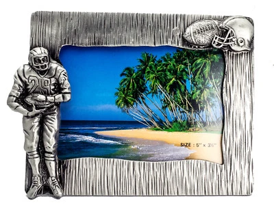  Marco de fotos de metal de peltre macizo tema de pelota de pie. Tiene capacidad para imagen de 3-1/2 x 5 Foto 1 de 4