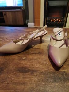 Clarks Aquifer Opera Kitten Heel Sandals In Size 5D(38)