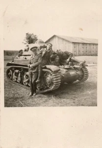 FOTO MILITAR RUMANÍA - TANQUE RUMANO SEGUNDA GUERRA MUNDIAL RENAULT R35 CON SOLDADOS FOTO SUPERIOR - Imagen 1 de 2
