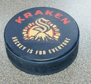 SEATTLE KRAKEN Hockey is for Everyone Black History Puck 2022/2023 - Imagen 1 de 2
