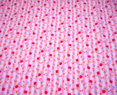 Tela Reproducción Años 30 Por Media Yarda Rosas Rojas Sobre Rosa Blanco Rayas Algodón PC Foto 1 de 2