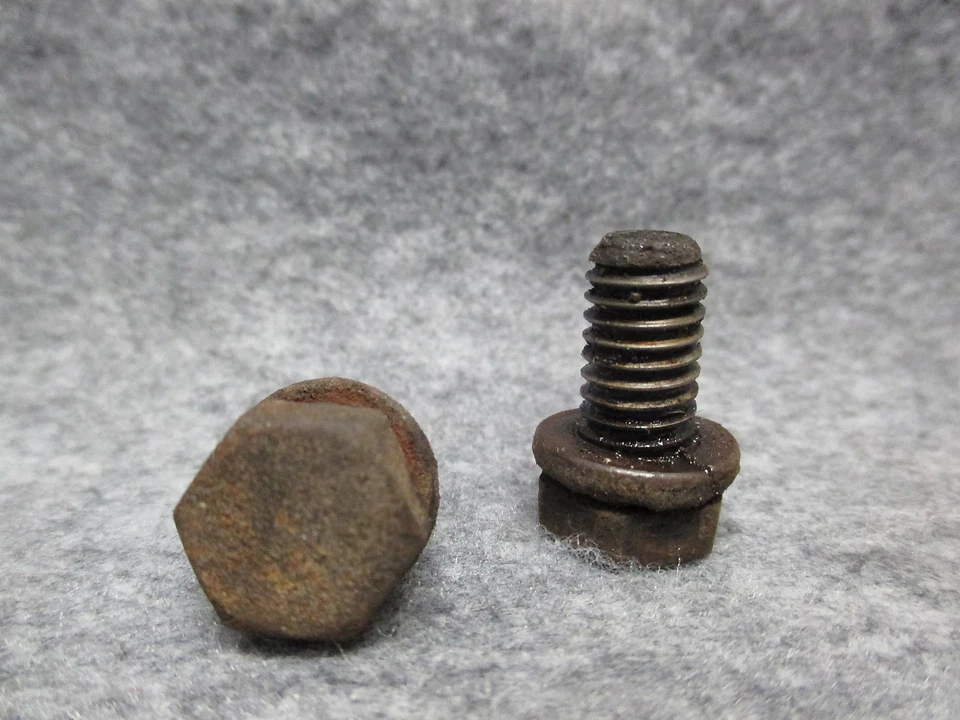 1928 Buick Straight 6 seis (2) parafusos de montagem de pescoço de água com arruelas OEM 23171 - Imagem 1 de 1