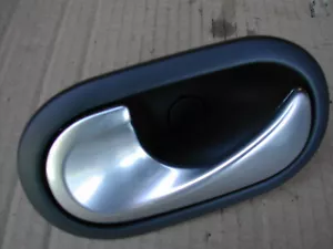 Manija puerta interior trasera Renault Megane 2 2007 1.5cc diésel 5 puertas N/S - Imagen 1 de 2