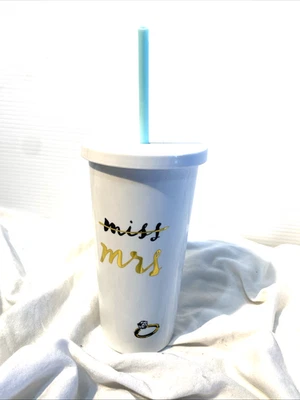 Taza de café Kate Spade New York Miss to Mrs Tumbler dorada crema con pajita CASADA Foto 1 de 4