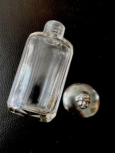 Antica bottiglia in vetro Chester 1889 in argento sterling, piano cherubino - Foto 1 di 6