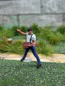 Modelleisenbahn Figur Mann spielt E-Gitarre HO/OO SCALE 3D gedruckt - Bild 1 von 10