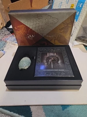 Game of Thrones - The Complete First Season Collectors Edition Box Set Blu-ray Foto 1 de 4