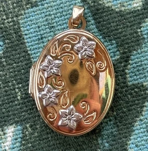 Vintage 9ct 375 Yellow Gold with White Flowers Double Photo Locket Pendant Oval - Picture 1 of 8