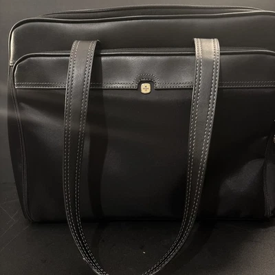 Maletín para computadora portátil Wenger Swiss Army negro de nailon con detalles de colores interiores Foto 1 de 4