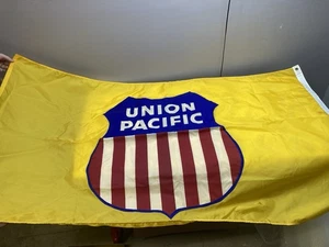 Offizielle (doppelseitige) Union Pacific Zug Logo Flagge/Banner 3’ mal 5’ - Bild 1 von 6