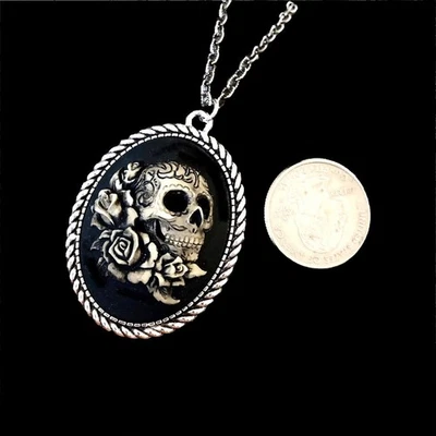 Collar Colgante Calavera Azúcar Camafeo, Marfil Envejecido sobre Negro, Gótico Halloween Foto 1 de 4