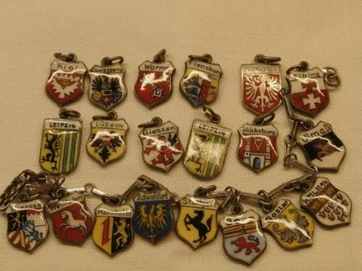 Pulsera Esterlina Vintage con 20 Dijes Surtidos Ciudad Alemana "835" 6" Largo Foto 1 de 4