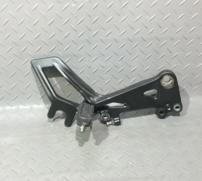 ♻️ KTM RC 390 2017-2020 suspensión delantera derecha reposapiés estriba 90503039000 ♻️ Foto 1 de 4