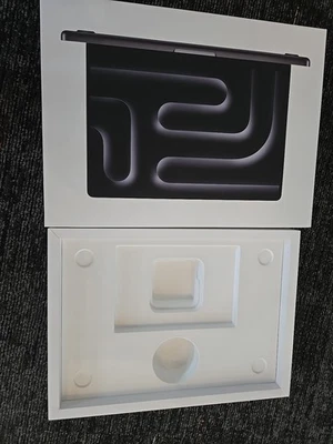 Apple MacBook Pro 2025 modelo de 14 pulgadas caja solo diseño negro vacío Foto 1 de 4