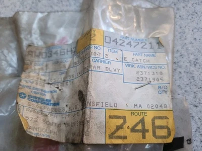 Cubo de almacenamiento con cierre Mopar 4247211 1984-1995 Mopar 4247211 nuevo en stock 2 piezas Foto 1 de 3