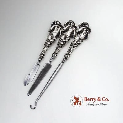 Art Nouveau Bottone Gancio Inchiostro Raschietto Lima Unghie Set Acciaio Lucido Sterling 1900 - Immagine 1 di 3
